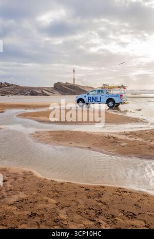 Opérations de sauveteurs de la RNLI à marée basse dans la ville de Bude, dans le nord des Cornouailles. Banque D'Images