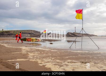 Opérations de sauveteurs de la RNLI à marée basse dans la ville de Bude, dans le nord des Cornouailles. Banque D'Images