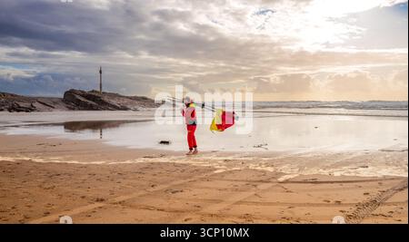 Opérations de sauveteurs de la RNLI à marée basse dans la ville de Bude, dans le nord des Cornouailles. Banque D'Images