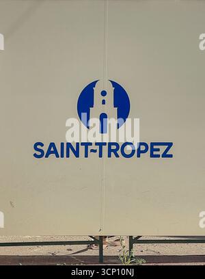 Saint Tropez, France - 13 juillet 2024 : paysage du centre-ville. Logo Saint Tropez Banque D'Images