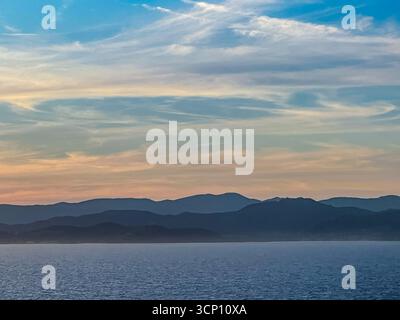 Saint Tropez, France - 13 juillet 2024 : ciel couché au-dessus de la côte de Saint Tropez Banque D'Images