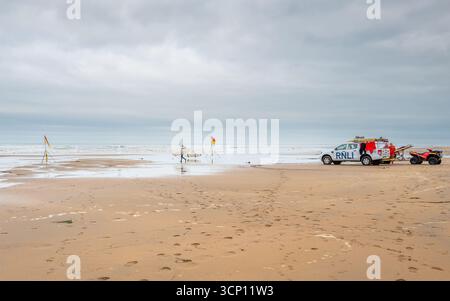 Opérations de sauveteurs de la RNLI à marée basse dans la ville de Bude, dans le nord des Cornouailles. Banque D'Images