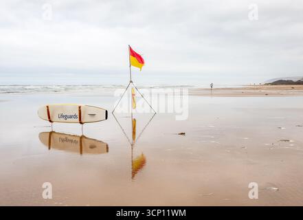 Opérations de sauveteurs de la RNLI à marée basse dans la ville de Bude, dans le nord des Cornouailles. Banque D'Images