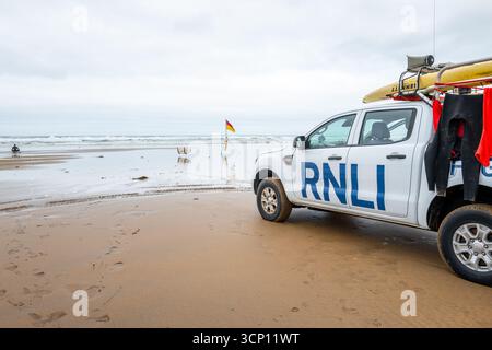 Opérations de sauveteurs de la RNLI à marée basse dans la ville de Bude, dans le nord des Cornouailles. Banque D'Images