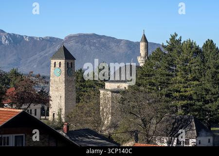 Bosnie-Herzégovine, Livno, Livno centre : la mosquée Hadži Ahmet Dukatar ('Hadži Ahmet Dukatar džamija') et la tour de l'horloge ('sahat kula') Banque D'Images