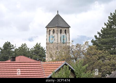 Bosnie-Herzégovine, Livno, Livno centre : la mosquée Hadži Ahmet Dukatar ('Hadži Ahmet Dukatar džamija') et la tour de l'horloge ('sahat kula') Banque D'Images