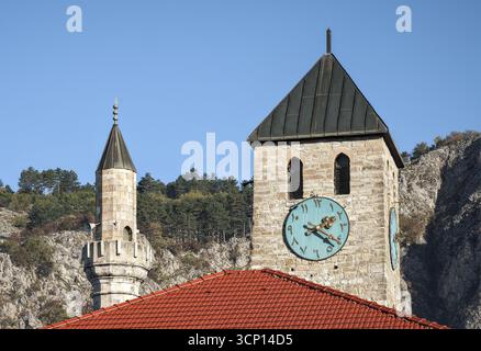 Bosnie-Herzégovine, Livno, Livno centre : Minarett de la mosquée Hadži Ahmet Dukatar ('Hadži Ahmet Dukatar džamija') et la tour de l'horloge ('sahat ku Banque D'Images