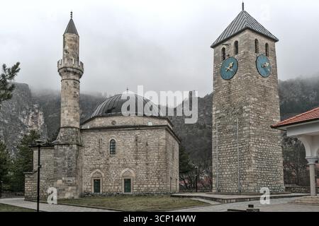 Bosnie-Herzégovine, Livno, Livno centre : la mosquée Hadži Ahmet Dukatar ('Hadži Ahmet Dukatar džamija') et la tour de l'horloge ('sahat kula') Banque D'Images