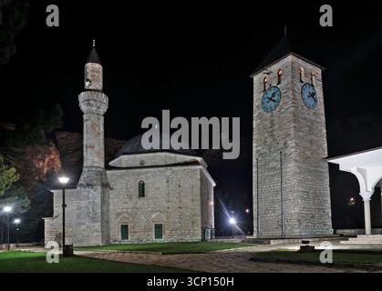 Bosnie-Herzégovine, Livno, Livno centre : la mosquée Hadži Ahmet Dukatar ('Hadži Ahmet Dukatar džamija') et la tour de l'horloge ('sahat kula') Banque D'Images