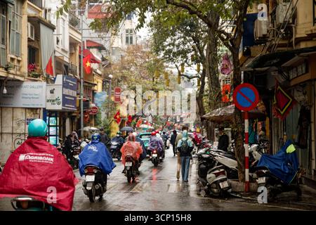 Trafic dans la rue de Hanoi à l'heure de pointe Banque D'Images