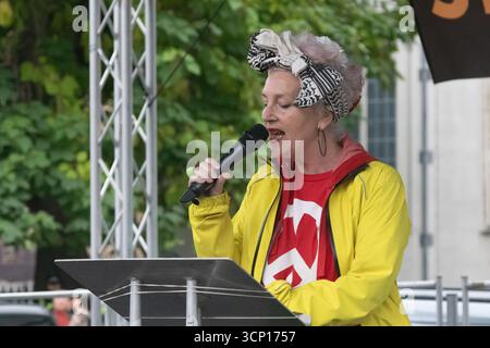Londres, Royaume-Uni, 17 septembre 2025 : un orateur sur scène à la fin de la marche Stop Trump Coalition dans le centre de Londres. Banque D'Images