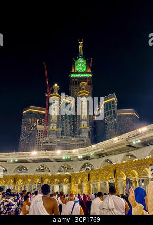 La Mecque, Arabie Saoudite - 07 mars 2023 : multitudes de pèlerins marchant autour de Kaaba pendant le Hadj à Makkah - Islam ville la plus sainte - photo du soir avec obscurité Banque D'Images