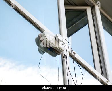 Robot nettoyeur de vitre sur vitre Banque D'Images