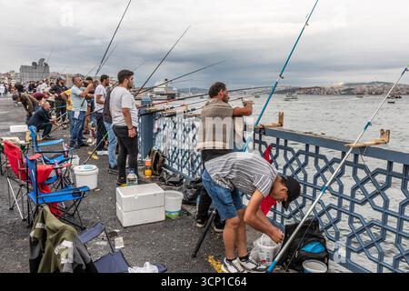 ISTANBUL, TURQUIE - 18 SEPTEMBRE 2022 : pêcheurs au pont de Galata à Istanbul, Turquie Banque D'Images