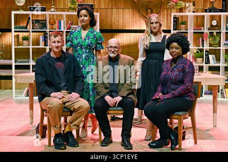 Londres, Royaume-Uni. 22 septembre 2025. Le Booker Prize 2025 juge Chris Power ; Roddy Doyle, Ayọ̀bámi Adébáyọ̀ (de gauche à droite devant) Kiley Reid et Sarah Jessica Parker (de gauche à droite derrière) au Royal Festival Hall, Southbank Centre, Londres, Royaume-Uni. (Photo de 李世惠/Voir Li/Picture Capital) crédit : Voir Li/Picture Capital/Alamy Live News Banque D'Images