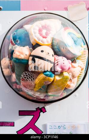 TOKYO, JAPON - 27 OCTOBRE 2024 - image verticale d'un distributeur automatique appelé Gacha au Japon, avec des jouets colorés en capsule. Banque D'Images