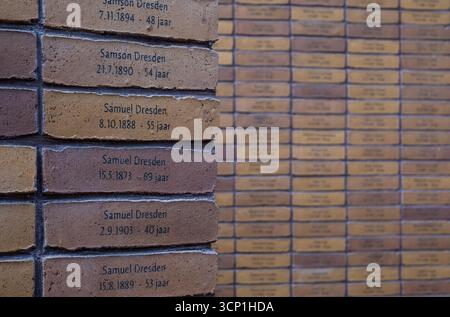 Monument national des noms de l'Holocauste avec des briques commémorant les noms des Juifs néerlandais morts dans l'Holocauste nazi de la seconde Guerre mondiale. Banque D'Images