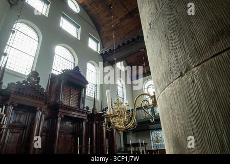 Intérieur de la synagogue portugaise séfarade dans l'ancien quartier juif d'Amsterdam, autrefois le plus grand lieu de culte juif au monde. Banque D'Images