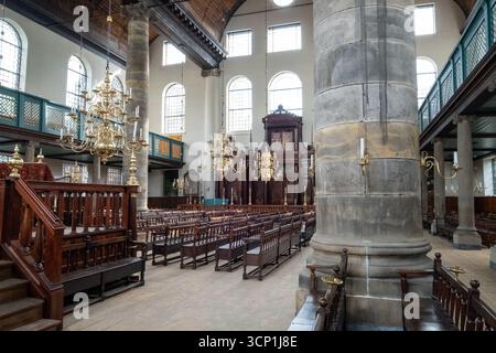 Intérieur de la synagogue portugaise séfarade dans l'ancien quartier juif d'Amsterdam, autrefois le plus grand lieu de culte juif au monde. Banque D'Images