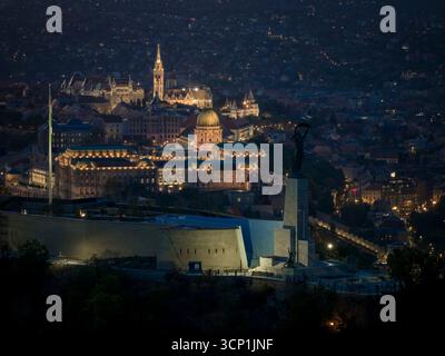 Paysage urbain sur le centre-ville de Budapest. Le thème principal est le quartier du château de Buda le nom hongrois est Budai varnegyed. L'église Matyas est en arrière-plan. Banque D'Images