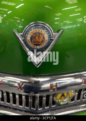 Gros plan de l'emblème Boonet d'une vauxhall verte vintage avec des détails chromés et une peinture métallisée verte Banque D'Images