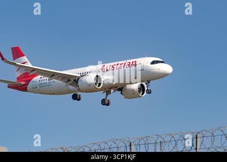 Londres, Angleterre, Royaume-Uni - 20 mai 2025 : Airbus A320 Neo (immatriculation OE-LZN) exploité par Austrian Airlines arrivant à l'aéroport de Londres Heathrow Banque D'Images