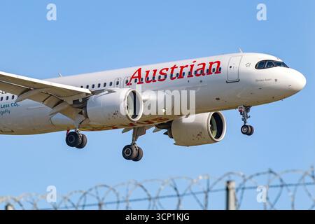 Londres, Angleterre, Royaume-Uni - 20 mai 2025 : Airbus A320 Neo (immatriculation OE-LZN) exploité par Austrian Airlines arrivant à l'aéroport de Londres Heathrow Banque D'Images