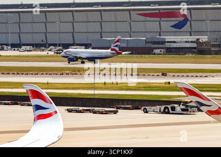 Londres, Angleterre, Royaume-Uni - 20 mai 2025 : ailettes sur les ailes des avions British Airways avec un autre avion de la compagnie aérienne sur la piste de Londres Heathrow Banque D'Images