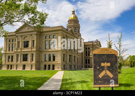 Cheyenne, Wyoming, États-Unis - 2 juin 2025 : vue extérieure du bâtiment du capitole de l'État du Wyoming dans la ville de Cheyenne. Banque D'Images