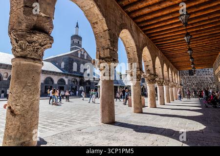 DIYARBAKIR, TURQUIE - 25 SEPTEMBRE 2022 : Cour de la Grande Mosquée de Diyarbakir, Turquie Banque D'Images