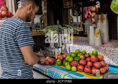 DIYARBAKIR, TURQUIE - 25 SEPTEMBRE 2022 : vendeur de jus dans le centre de Diyarbakir, Turquie Banque D'Images