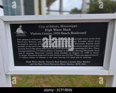 Plaque dédiée au marquage des hauts niveaux d'eau de l'ouragan Camille et Katrina à Biloxi Mississippi sur la côte du Golfe 09.15.2025 Banque D'Images