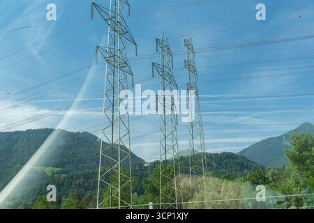 Tours de transmission haute tension dans le paysage alpin. Symbole du réseau électrique et de l'industrie de l'énergie. Banque D'Images