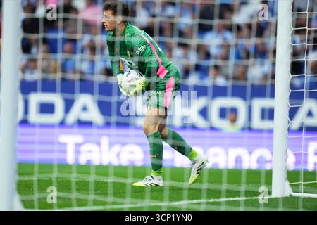 Barcelone, Espagne. 23 septembre 2025. Julen Agirrezabala de Valencia CF lors du match la Liga EA Sports entre le RCD Espanyol et Valencia CF a joué au RCDE Stadium le 23 septembre 2025 à Barcelone, en Espagne. (Photo de BBagu Blanco/PRESSIN) crédit : PRESSINPHOTO SPORT AGENCY/Alamy Live News Banque D'Images