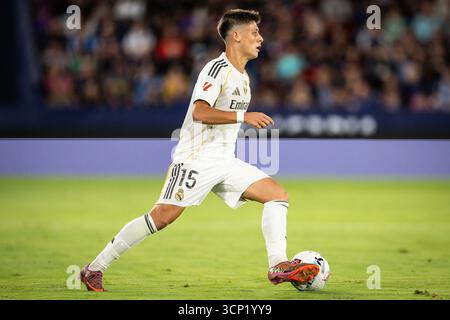 Valencia, Espagne, Espagne. 23 septembre 2025. Arda GULER du Real Madrid lors du match de LaLiga entre Levante UD et Real Madrid CF à l'Estadio Ciudad de Valencia le 23 septembre 2025 à Valence, Espagne. Omar Arnau (crédit image : © Matthieu Mirville/ZUMA Press Wire) USAGE ÉDITORIAL SEULEMENT ! Non destiné à UN USAGE commercial ! Banque D'Images