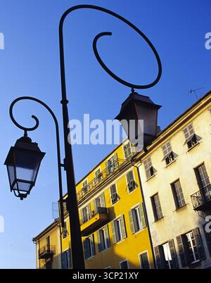 Lampadaire dans le Vieux Nice avec poteau en fer froncé Banque D'Images