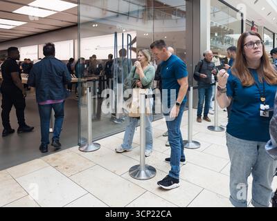 Les gens font la queue dans un Apple Store moderne du centre commercial newcastle metrocentre, pour le nouvel iPhone 17 Banque D'Images