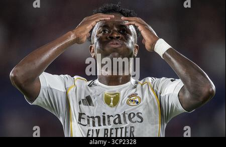 Valencia, Espagne. 23 septembre 2025. Vinícius Júnior du Real Madrid réagit lors du match de la Liga entre Levante et le Real Madrid au stade Ciutat de Valencia, à Valence, aujourd'hui 23 septembre 2025. Crédit : SPP Sport Press photo. /Alamy Live News Banque D'Images