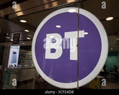 Logo BT visible sur les vitrines de Currys Banque D'Images