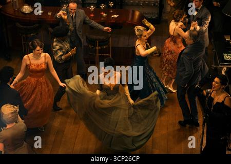 DATE DE SORTIE : 22 octobre 2025 TITRE : Hedda STUDIO : Amazon RÉALISATEUR : nia Dacosta INTRIGUE : le célèbre drame de Henrik Ibsen de 1891 est réinventé de manière épique et émotionnelle. EN VEDETTE : Tessa Thompson (au centre) joue le rôle de Hedda Gabler ÉDITORIAL SEULEMENT ! Non destiné à UN USAGE commercial ! Banque D'Images