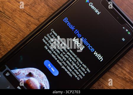 Gros plan d'un smartphone affichant l'interface Google Gemini Veo 3, mettant en évidence les fonctionnalités de création vidéo basées sur l'IA pour les créateurs de contenu. Banque D'Images