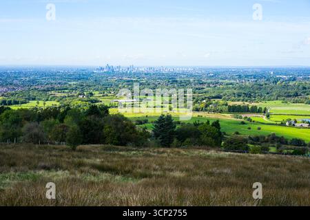 Vue sur le centre-ville de Manchester qui est à environ 13 miles. Vue de Tameside, Angleterre, Royaume-Uni. Banque D'Images