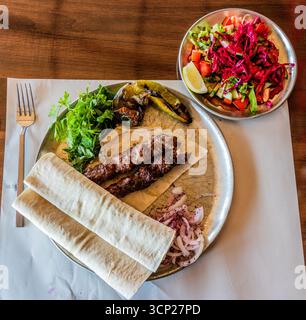 Repas traditionel en Turquie - Adana kebab Banque D'Images