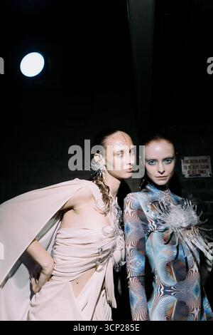 Londres, Royaume-Uni. 22 septembre 2025. Hengdi Wang, la marque éponyme fondée en 2023 et opérant entre Londres et Shanghai, présente sa collection demi-couture printemps/été 2026 le 22 septembre lors de la London Fashion week. L’œuvre réinvente l’artisanat traditionnel à travers le prisme de la technologie futuriste : pensez aux textiles et métaux imprimés en 3D, aux formes biomorphiques organiques, aux références philosophiques mythiques et orientales, et une vision du corps post-humain fusionnant nature et technologie. Crédit : Joao Daniel Pereira/Alamy Live News Banque D'Images