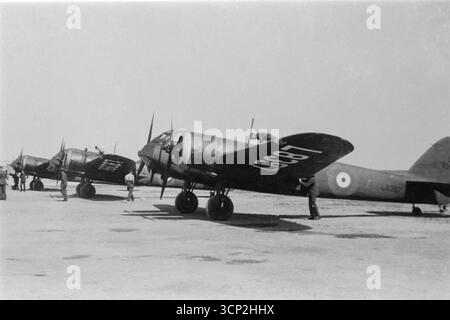 Une photographie vintage en noir et blanc prise en 1940 montrant trois bombardiers Bristol Blenheim de la Royal Air Force britannique au sol. Le plus proche de la photo est le numéro de série L8397, qui a été détruit dans un accident mortel à la RAF Mersa Matruh en Égypte le 31 août 1940. Banque D'Images