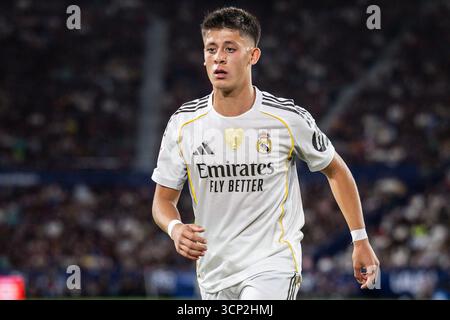 Valencia, Espagne, Espagne. 23 septembre 2025. Arda GULER du Real Madrid lors du match de LaLiga entre Levante UD et Real Madrid CF à l'Estadio Ciudad de Valencia le 23 septembre 2025 à Valence, Espagne. Omar Arnau (crédit image : © Matthieu Mirville/ZUMA Press Wire) USAGE ÉDITORIAL SEULEMENT ! Non destiné à UN USAGE commercial ! Banque D'Images