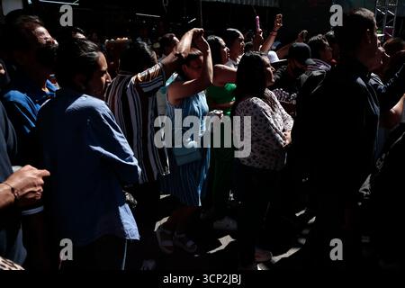 Mexique, CDMX, Mexique. 23 septembre 2025. Le marché le plus important spécialisé dans les fleurs de toutes sortes est le marché jamaïcain, situé à Mexico. Aujourd'hui marque son 68e anniversaire et est l'un des principaux points de vente et de distribution de fleurs de divers états à travers le pays. Avec de la musique live et de la danse dans ses allées, les vendeurs, les employés et les clients célèbrent un autre anniversaire. Ce marché a ouvert ses portes en 1957 dans le cadre de la modernisation de la ville. Il a des racines préhispaniques, comme il était et continue d'être le centre de commerce de fleurs le plus important, relié à cette époque par des rivières ou CA Banque D'Images