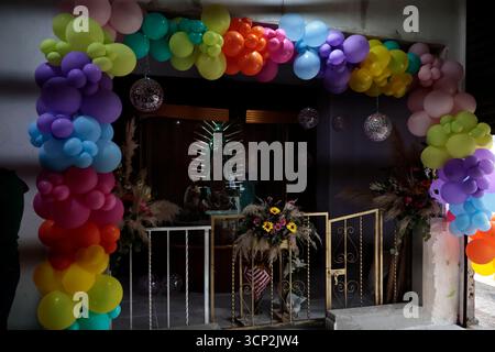 Mexique, CDMX, Mexique. 23 septembre 2025. Le marché le plus important spécialisé dans les fleurs de toutes sortes est le marché jamaïcain, situé à Mexico. Aujourd'hui marque son 68e anniversaire et est l'un des principaux points de vente et de distribution de fleurs de divers états à travers le pays. Avec de la musique live et de la danse dans ses allées, les vendeurs, les employés et les clients célèbrent un autre anniversaire. Ce marché a ouvert ses portes en 1957 dans le cadre de la modernisation de la ville. Il a des racines préhispaniques, comme il était et continue d'être le centre de commerce de fleurs le plus important, relié à cette époque par des rivières ou CA Banque D'Images