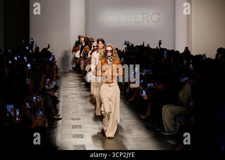 Milan, Italien. 23 septembre 2025. Défilé ICEBERG printemps-été 2026 pendant la Fashion week de Milan le 2025 septembre - Milan, Italie, 23/09/2025 crédit : dpa/Alamy Live News Banque D'Images