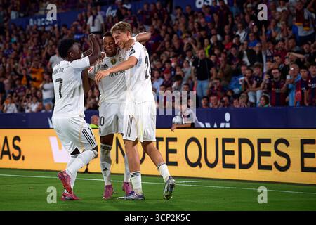Valencia, Espagne. 23 septembre 2025. Les joueurs du Real Madrid célèbrent le score lors du match de football de la liga entre le Real Madrid et Levante UD, à Valence, en Espagne, le 23 septembre 2025. Crédit : Stinger/Xinhua/Alamy Live News Banque D'Images